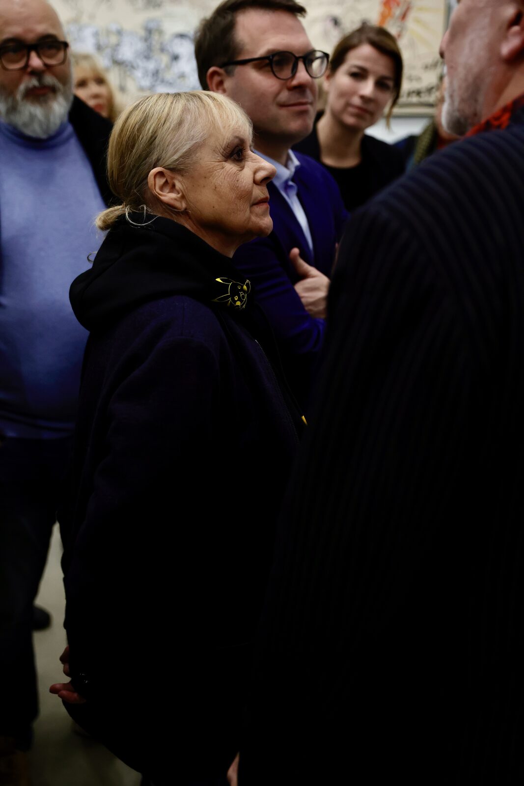 Dorothée entourée de visiteurs